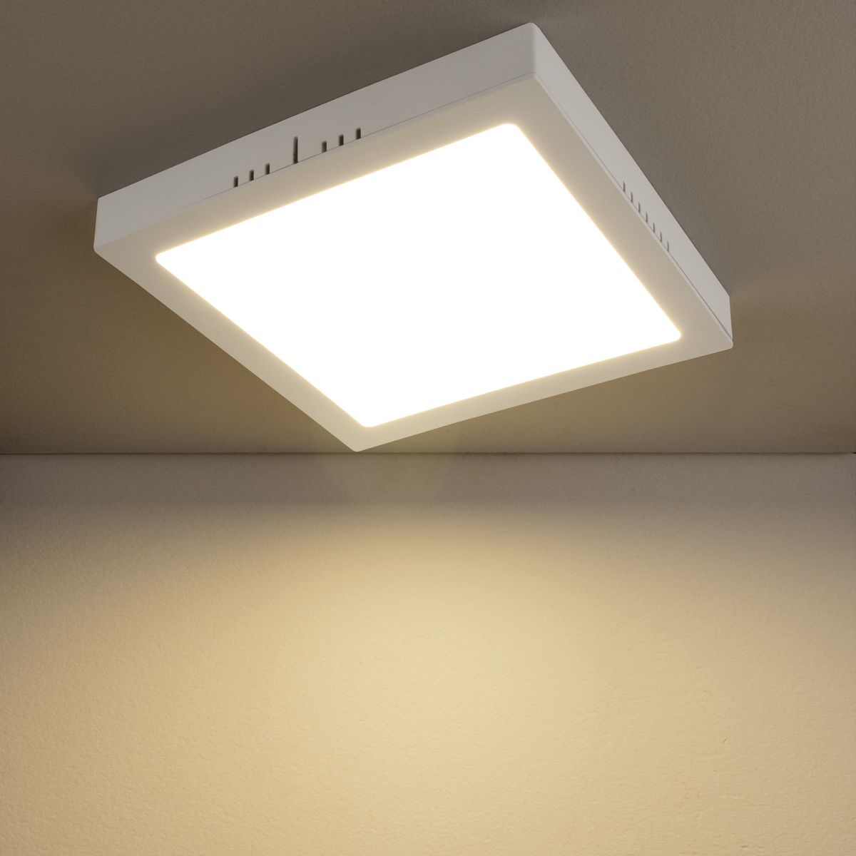 Универсальный накладной/встраиваемый потолочный светодиодный светильник DLS020 24W 4200K